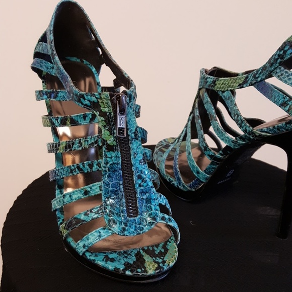Gorgeous Bakers Heels - Beautiful ocean colors - Picture 3 of 8